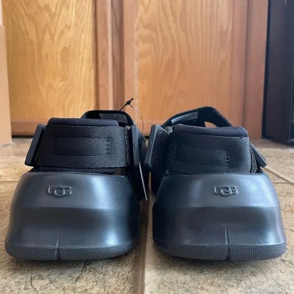 NWT UGG men’s Stratus sandals size 10
