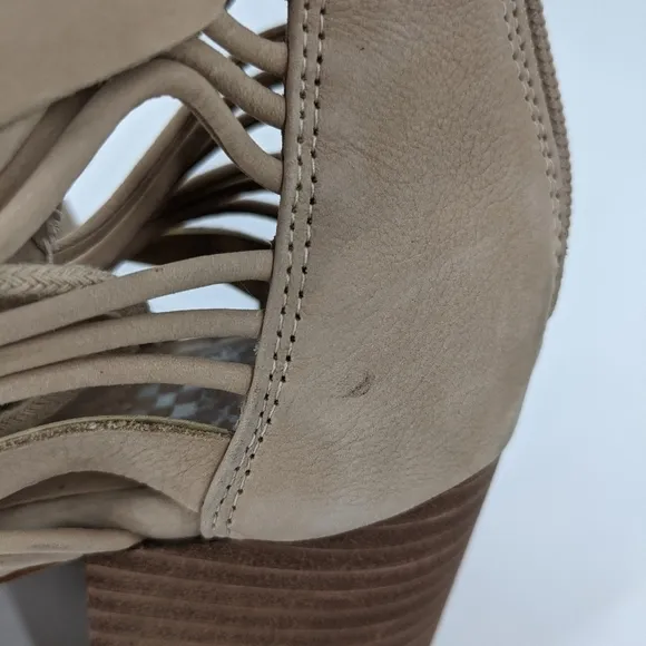 NWT VINCE CAMUTO Kestal Lace Up Sandals