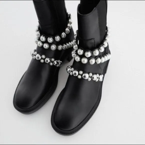 NWT. Zara Low Heel Ankle Boots. Size 8.