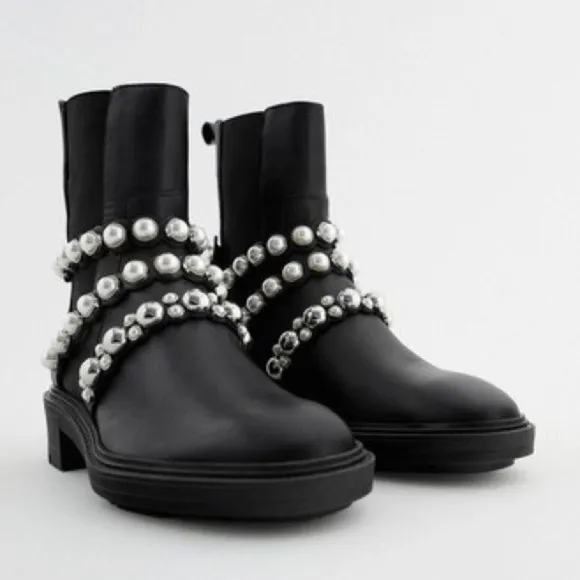 NWT. Zara Low Heel Ankle Boots. Size 8.