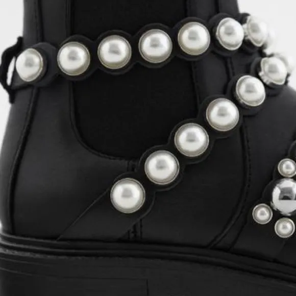 NWT. Zara Low Heel Ankle Boots. Size 8.
