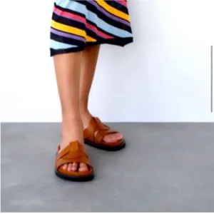 NWT ZARA LOW HEEL LEATHER SANDALS