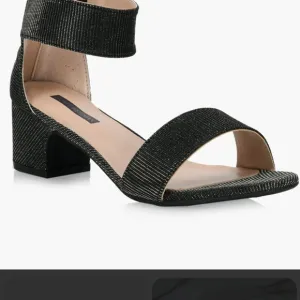 NWT.stuart weitzman sandals Siz 4.