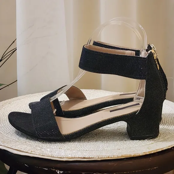 NWT.stuart weitzman sandals Siz 4.