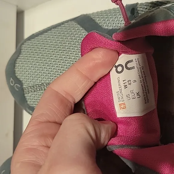 On Cloud 2.0 Pink Running Shoes Gray Charcoal Rose Athletic Size 11 Womens