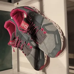 On Cloud 2.0 Pink Running Shoes Gray Charcoal Rose Athletic Size 11 Womens