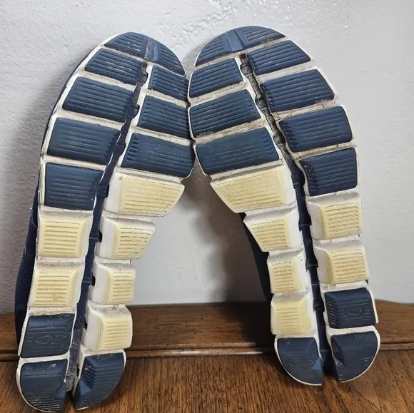 On Cloud Swiss Engineering Running Shoes Women's Size 10.5