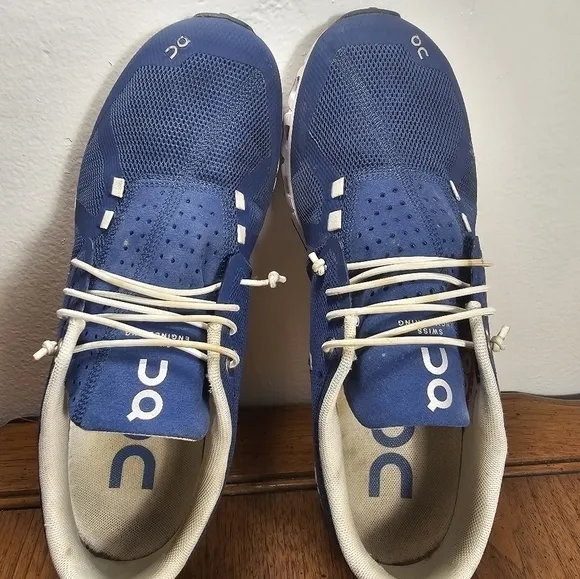 On Cloud Swiss Engineering Running Shoes Women's Size 10.5