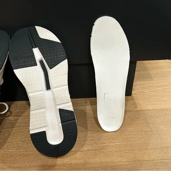 On Cloudeasy women’s size 8.5