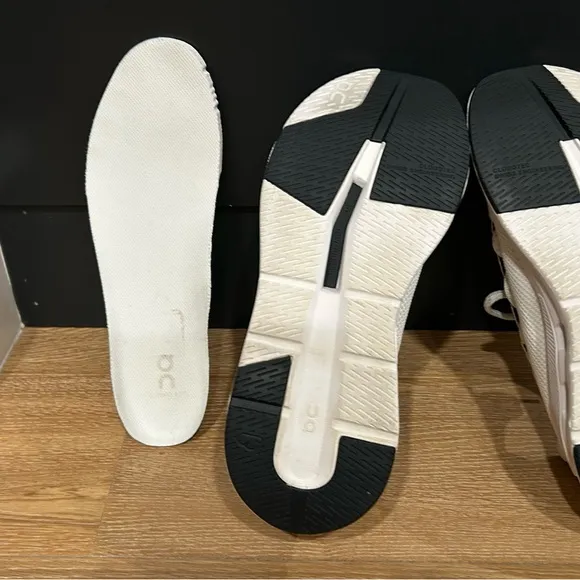 On Cloudeasy women’s size 8.5