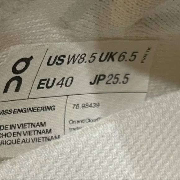 On Cloudeasy women’s size 8.5