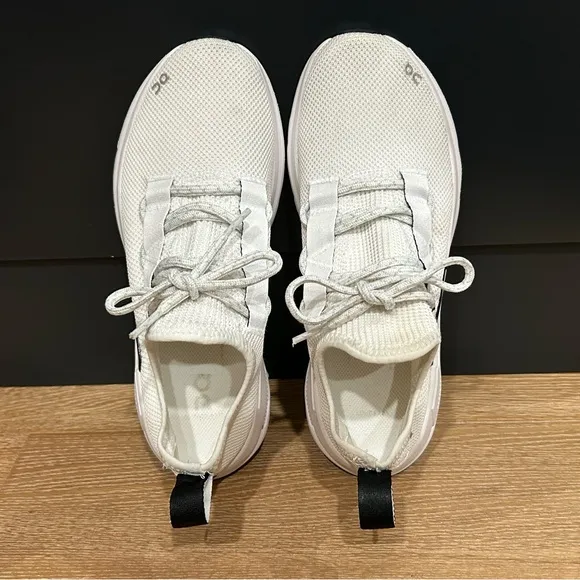 On Cloudeasy women’s size 8.5