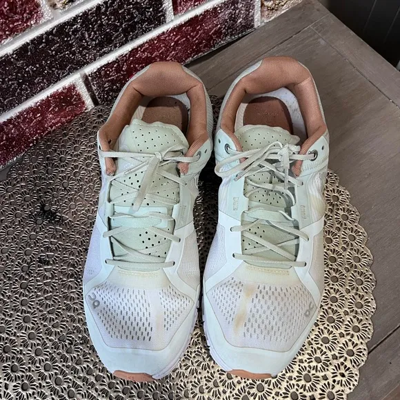 On Running Cloud Tec woman size 10.5