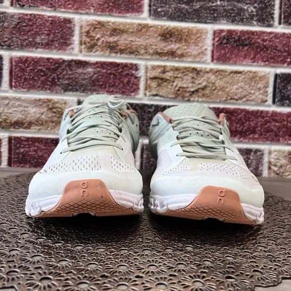 On Running Cloud Tec woman size 10.5