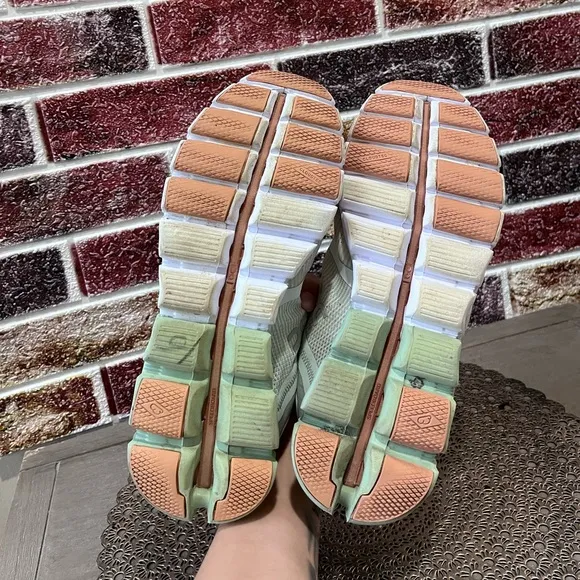 On Running Cloud Tec woman size 10.5