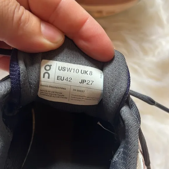 On Running Cloudstratus Women's size 10