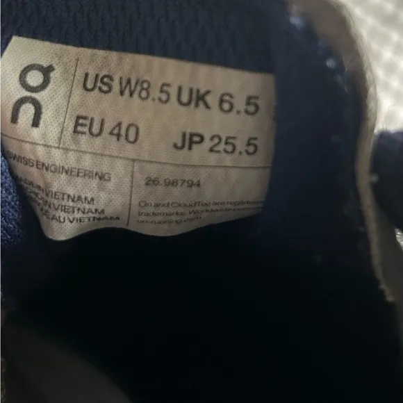 On Running Women’s Cloudnova Form  Athletic Running Shoes Size 8.5