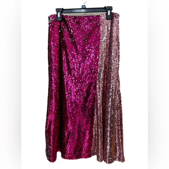 Pair this Endless Rose Colorblock Sequin Skirt with a fun graphic tee!💗