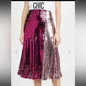 Pair this Endless Rose Colorblock Sequin Skirt with a fun graphic tee!💗