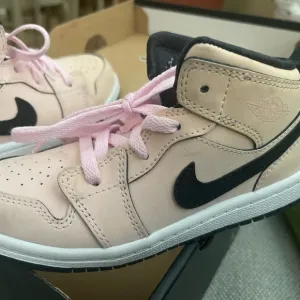 Pink Jordan Mid 10c