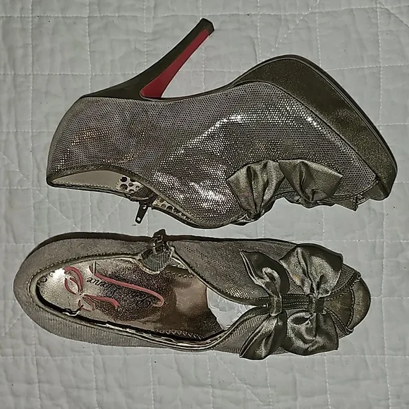 Poetic Licence shoes high 4&quot; heels metallic bows front red sole sz 8.5
