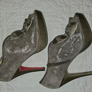 Poetic Licence shoes high 4&quot; heels metallic bows front red sole sz 8.5