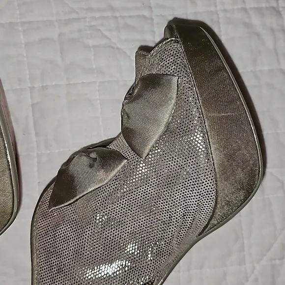 Poetic Licence shoes high 4&quot; heels metallic bows front red sole sz 8.5