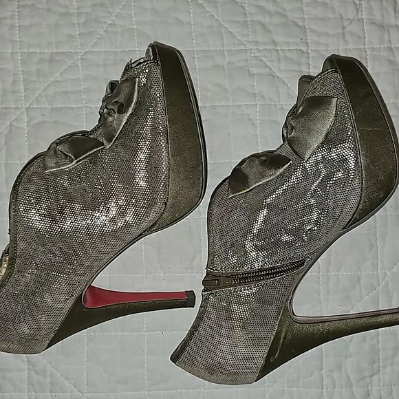Poetic Licence shoes high 4&quot; heels metallic bows front red sole sz 8.5