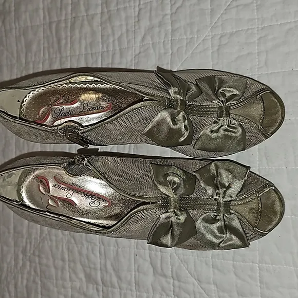 Poetic Licence shoes high 4&quot; heels metallic bows front red sole sz 8.5