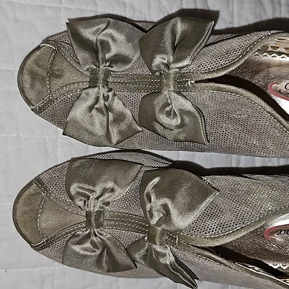 Poetic Licence shoes high 4&quot; heels metallic bows front red sole sz 8.5