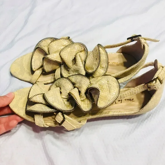 Pour la victoire sandals