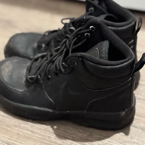 Preowned youth Nike boots. Size 5.5