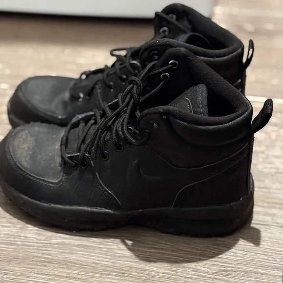 Preowned youth Nike boots. Size 5.5