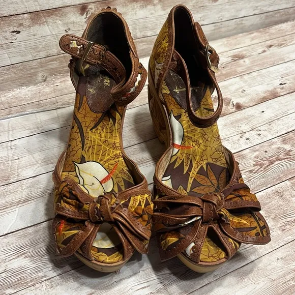 RARE Anthropologie Miss L-Fire London, England Engraved Wood Block Heels Size 38