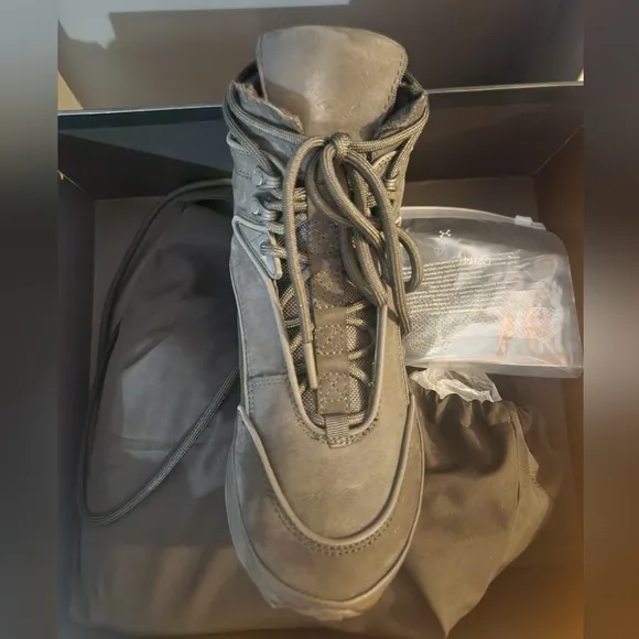 Rare C2H4 Atom‎ Unisex Sneakers Size 5.5