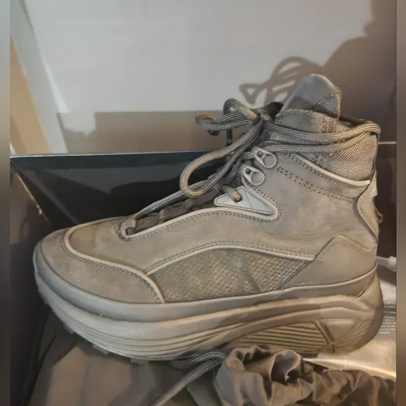 Rare C2H4 Atom‎ Unisex Sneakers Size 5.5