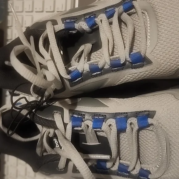 REEBOK BOYS SNEAKERS SIZE 4