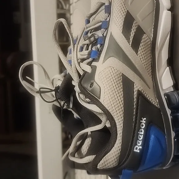 REEBOK BOYS SNEAKERS SIZE 4