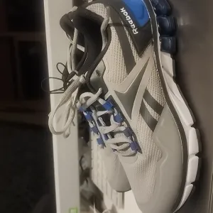REEBOK BOYS SNEAKERS SIZE 4
