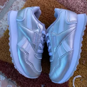 REEBOK classic HARMAN RUN in silver for your mini!! Add some fun today🎉🎉🎉