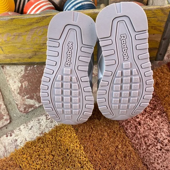 REEBOK classic HARMAN RUN in silver for your mini!! Add some fun today🎉🎉🎉
