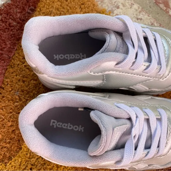 REEBOK classic HARMAN RUN in silver for your mini!! Add some fun today🎉🎉🎉