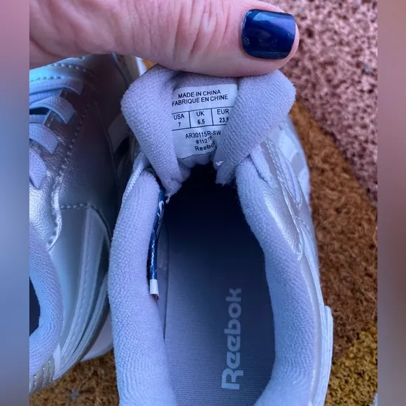 REEBOK classic HARMAN RUN in silver for your mini!! Add some fun today🎉🎉🎉