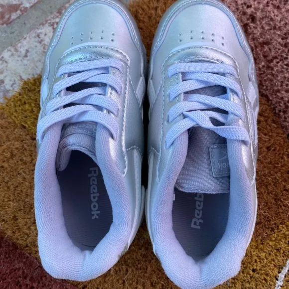 REEBOK classic HARMAN RUN in silver for your mini!! Add some fun today🎉🎉🎉
