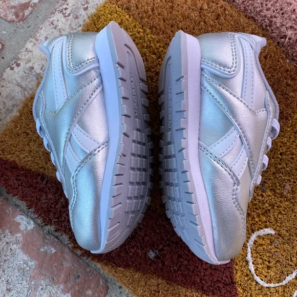 REEBOK classic HARMAN RUN in silver for your mini!! Add some fun today🎉🎉🎉
