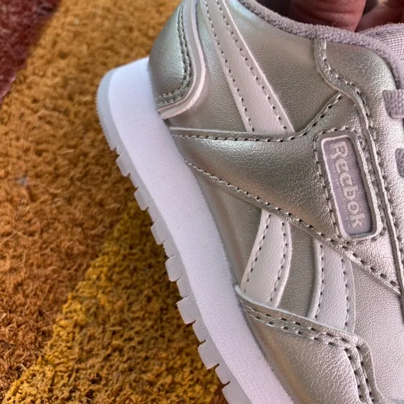 REEBOK classic HARMAN RUN in silver for your mini!! Add some fun today🎉🎉🎉