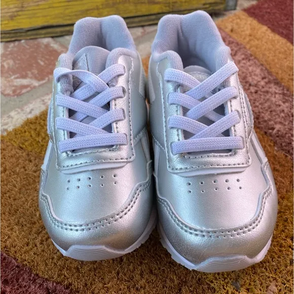 REEBOK classic HARMAN RUN in silver for your mini!! Add some fun today🎉🎉🎉