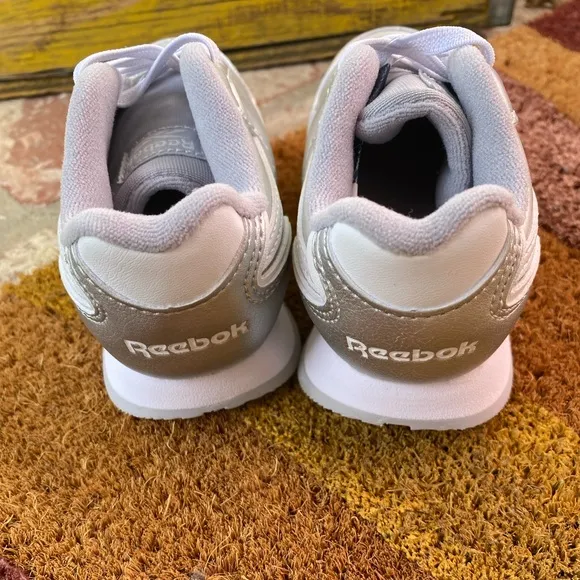 REEBOK classic HARMAN RUN in silver for your mini!! Add some fun today🎉🎉🎉