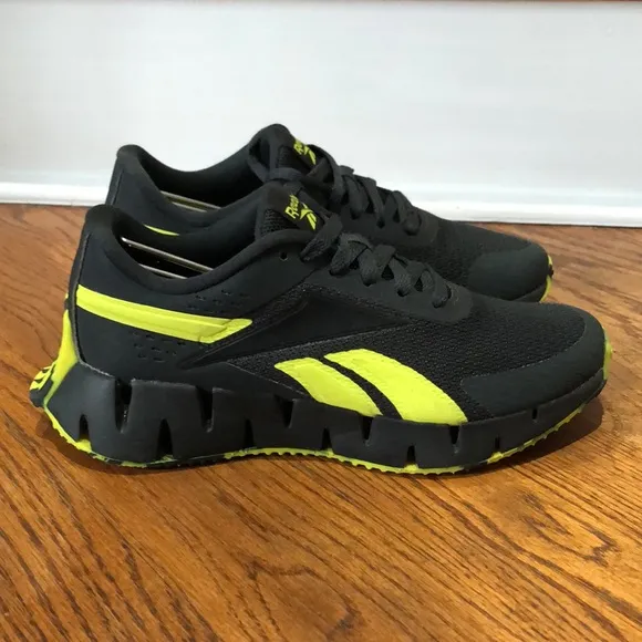 Reebok Zig Dynamica 2.0 Sneakers Size 3.5 Unisex in immaculate condition!