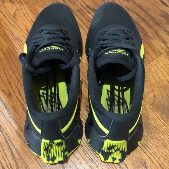 Reebok Zig Dynamica 2.0 Sneakers Size 3.5 Unisex in immaculate condition!